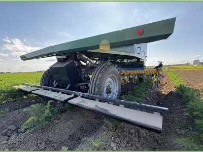 Trabotyx fieldworkers