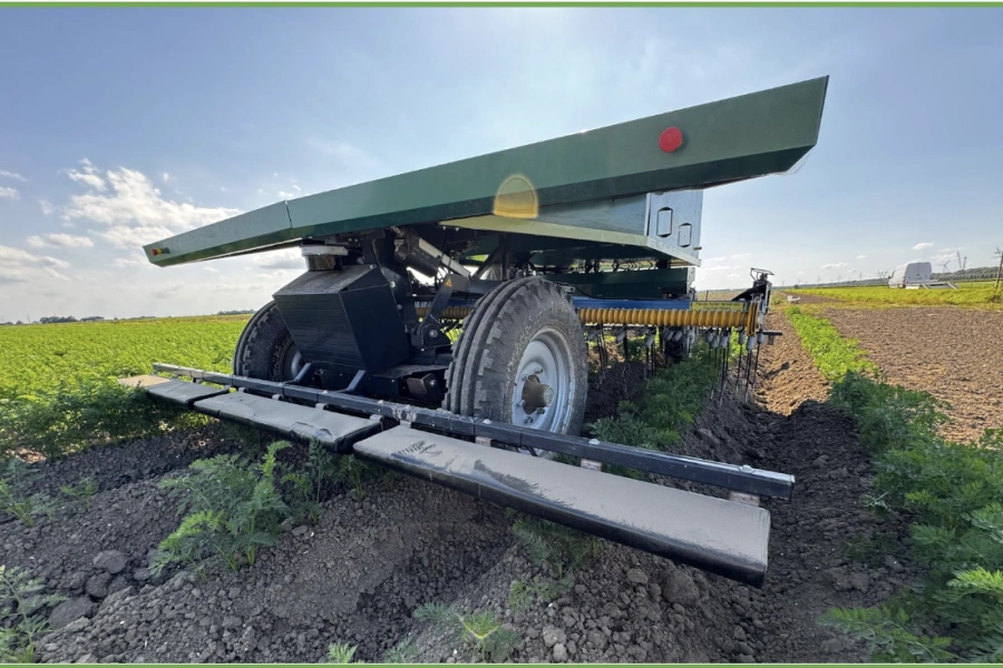 Trabotyx fieldworkers